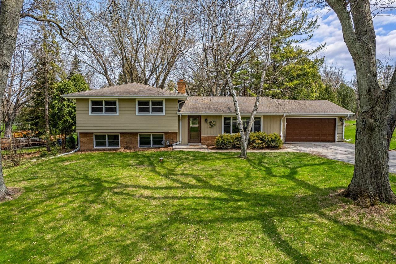 W277N1680 Lakeview Dr, Pewaukee, WI 53072