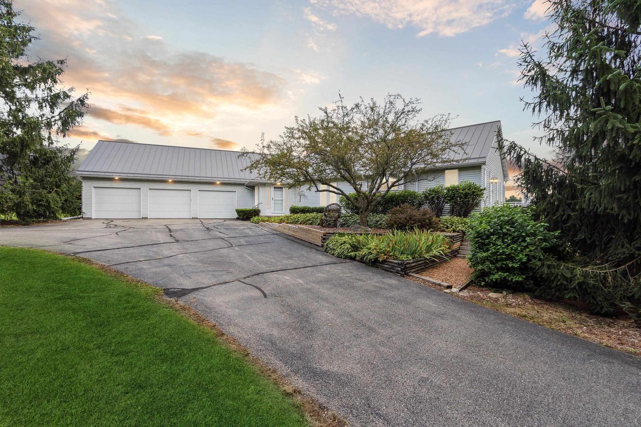 N2217 Wilderland Dr, Bloomfield, WI 53147