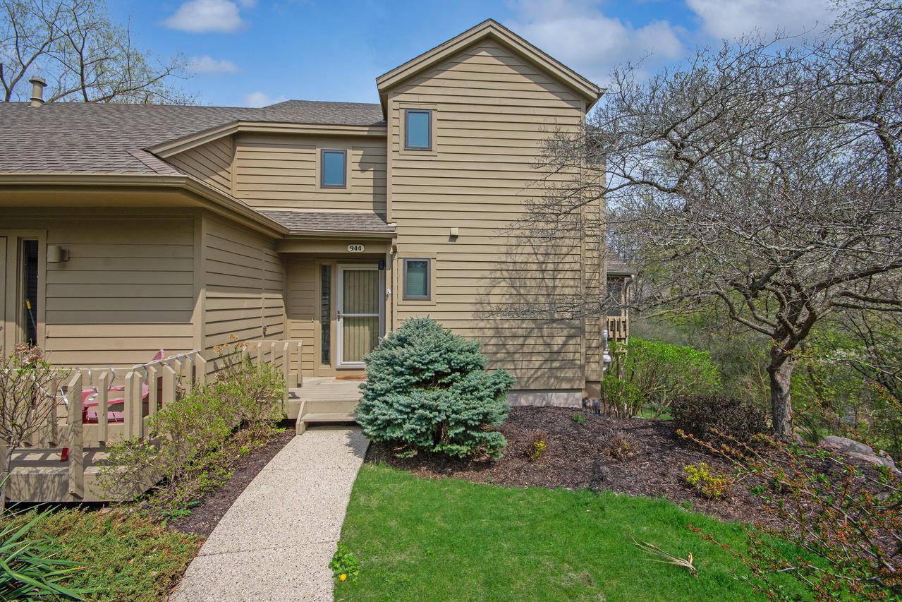 944 Duck Pond Rd, Fontana, WI 53125