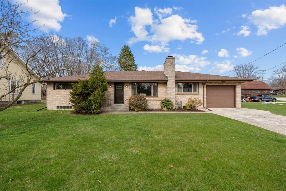 930 Linden St, Cleveland, WI 53015