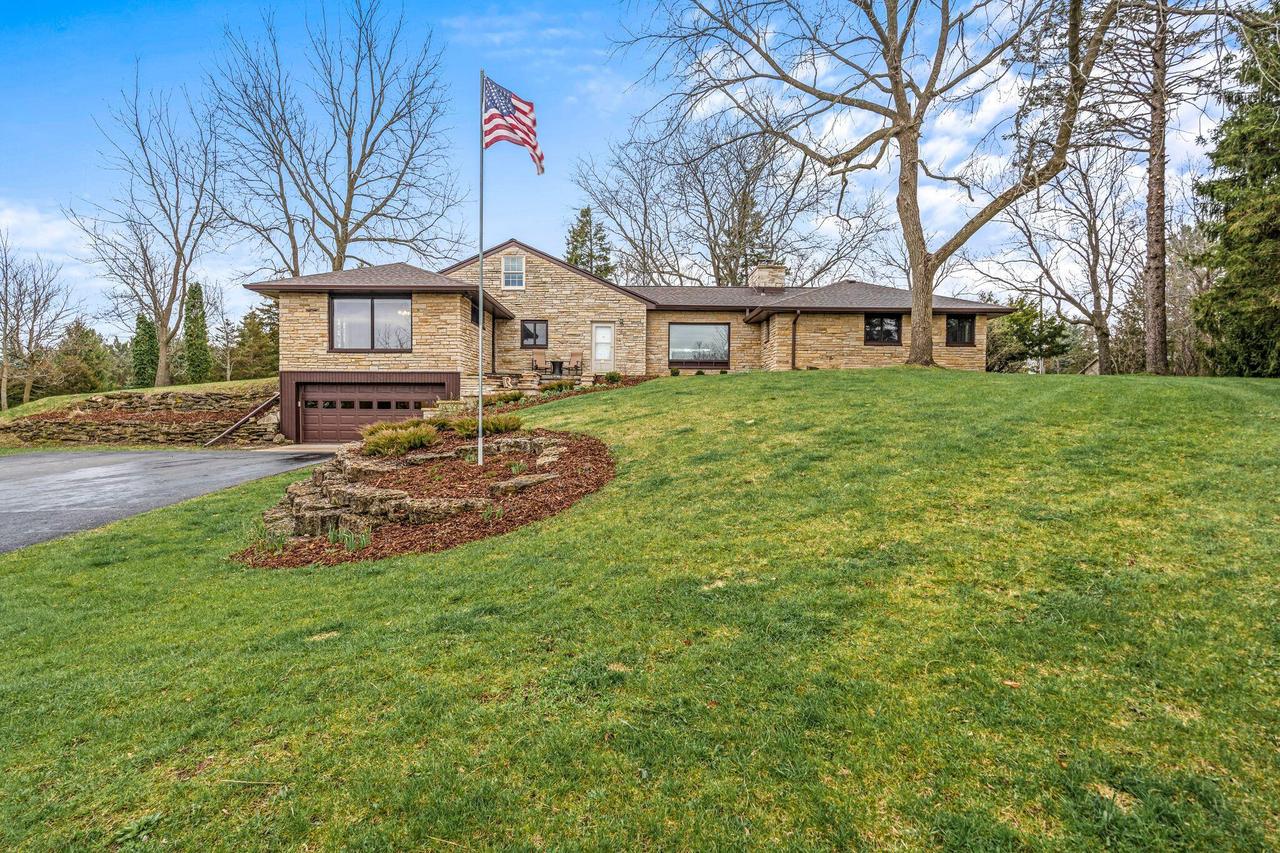 N13W28061 Cloverleaf Ct, Delafield, WI 53072