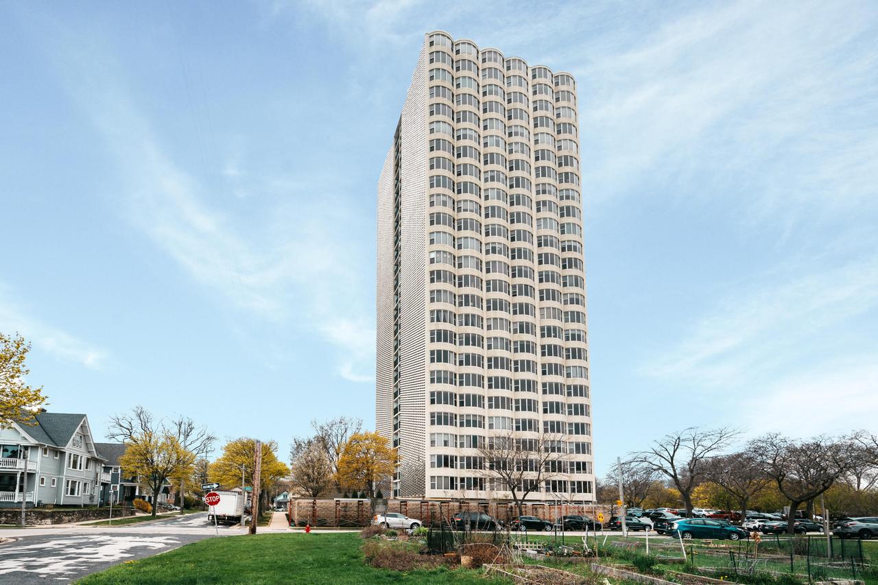 2525 S Shore Dr #23E, Milwaukee, WI 53207