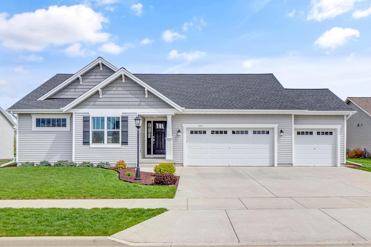 1319 Shoal Ridge, Oconomowoc, WI 53066