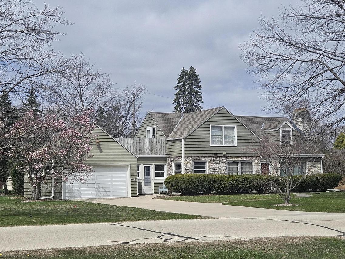 7137 N Santa Monica Blvd, Fox Point, WI 53217