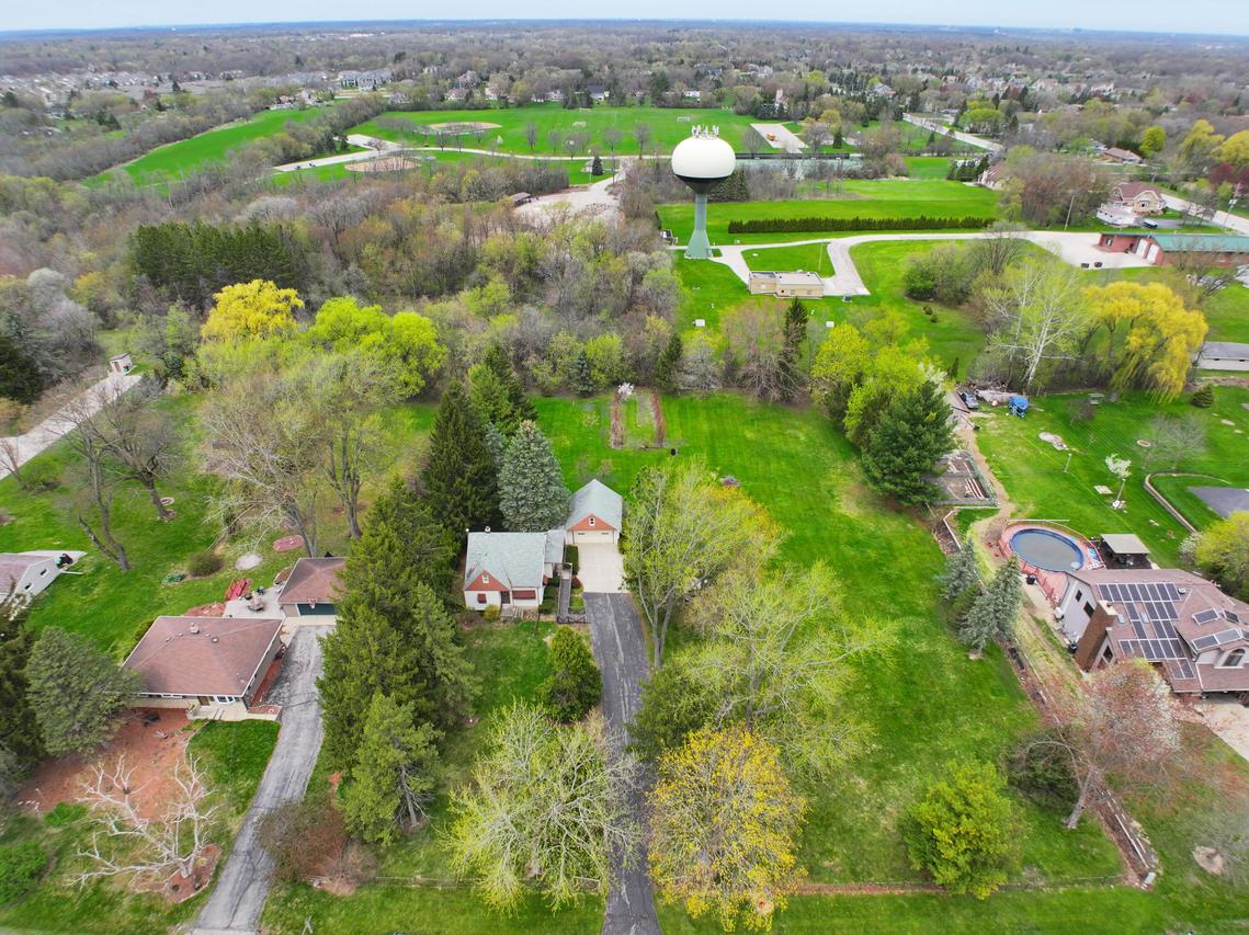 14200 W Elm Wood Dr, New Berlin, WI 53151