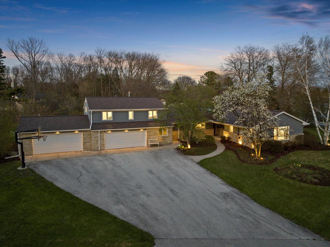 9010 N Tennyson Dr, Bayside, WI 53217