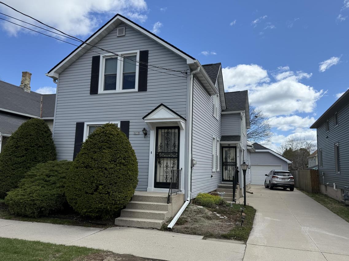 1217 S 12th St, Manitowoc, WI 54220