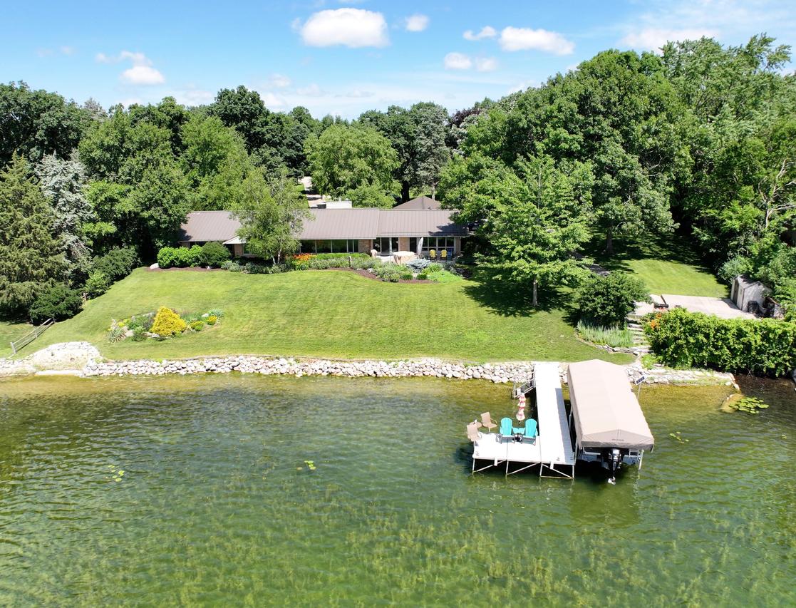 1620 N Dousman Rd, Summit, WI 53066