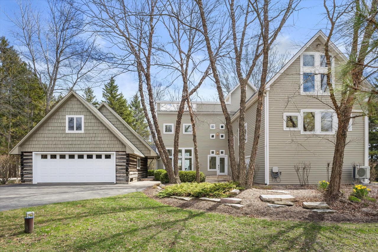6296 Homestead Dr, Belgium, WI 53004