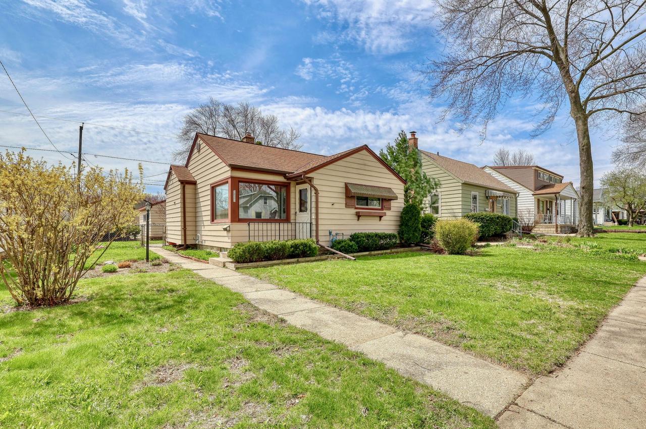 2833 E Van Norman Ave, Saint Francis, WI 53235