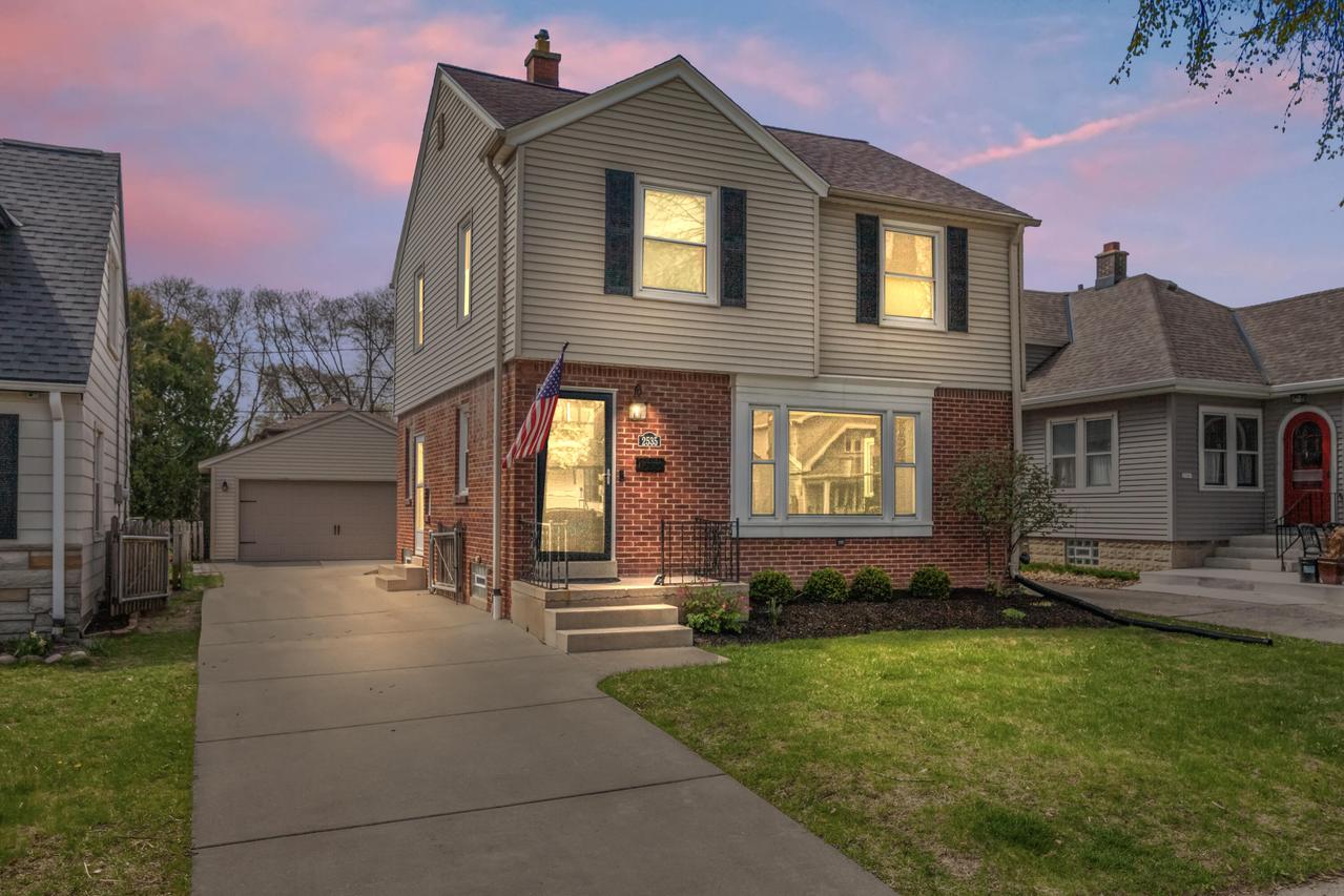 2535 N 71st St, Wauwatosa, WI 53213