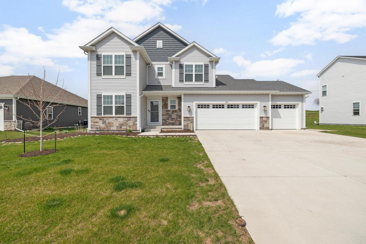 688 Lambert Dr, Slinger, WI 53086