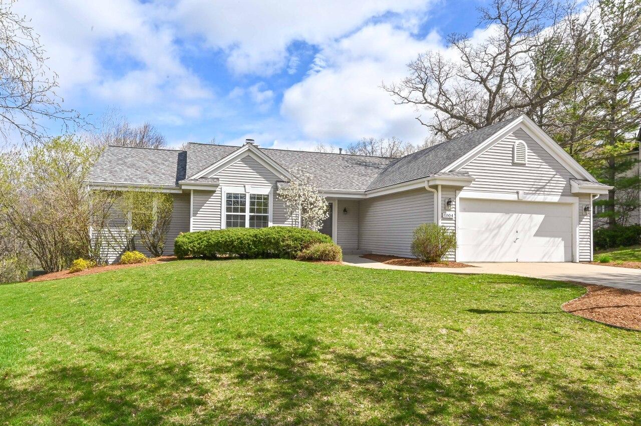 1004 Fieldridge Ct, Waukesha, WI 53188