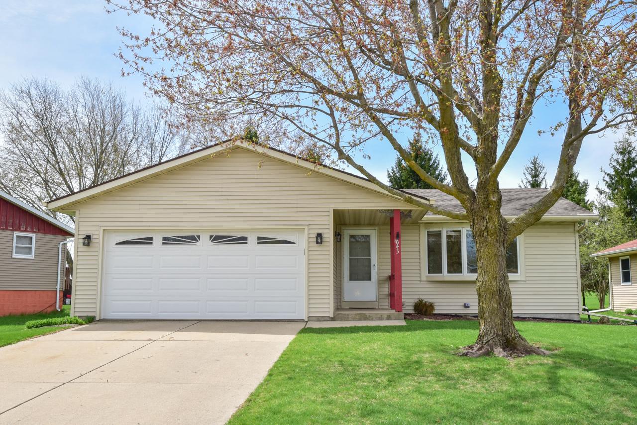 643 Harrison St, Hartford, WI 53027