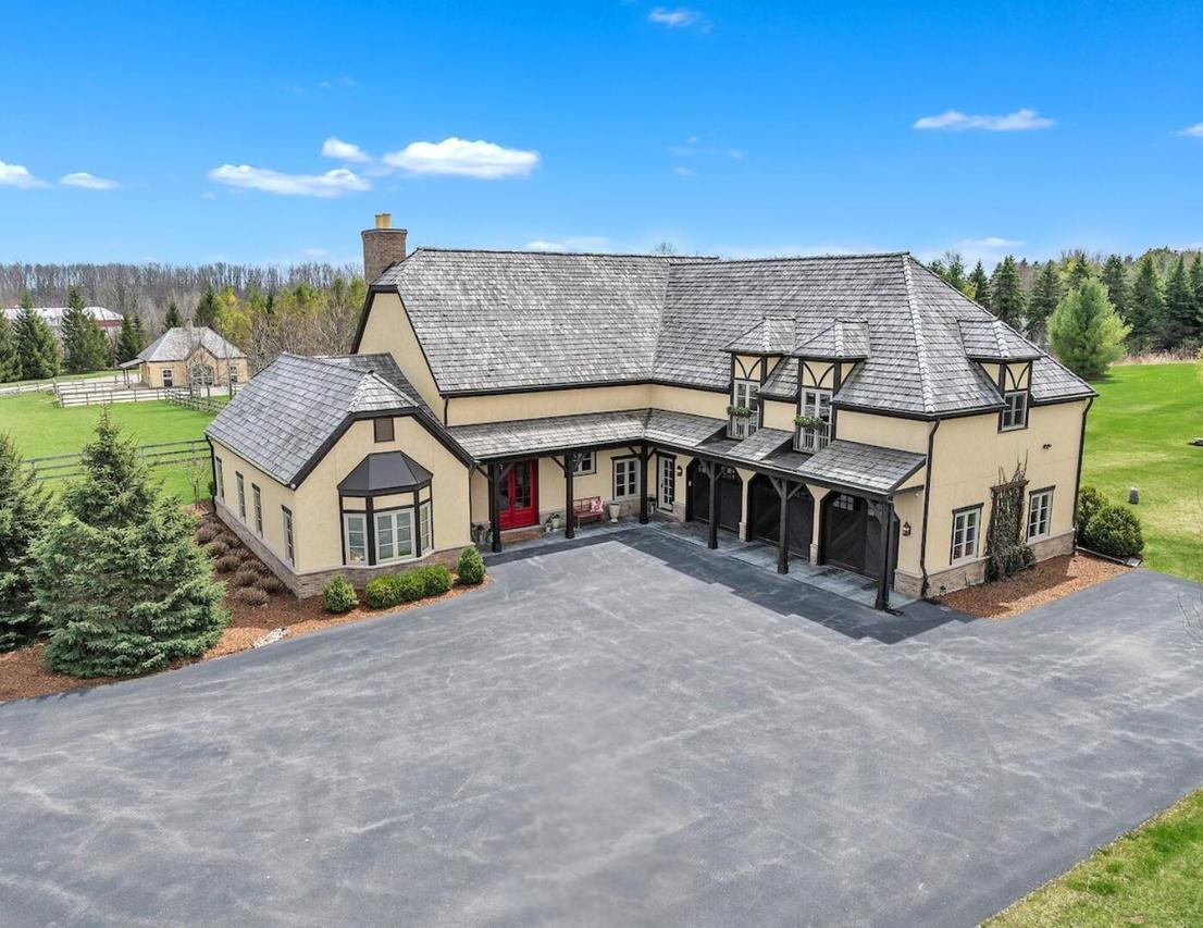 10475 W Hawthorne Rd, Mequon, WI 53097