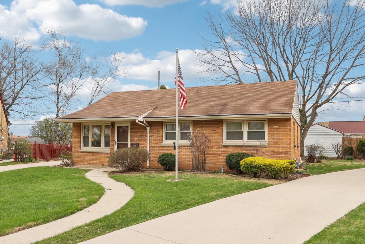 9335 W Dixon St, Milwaukee, WI 53214