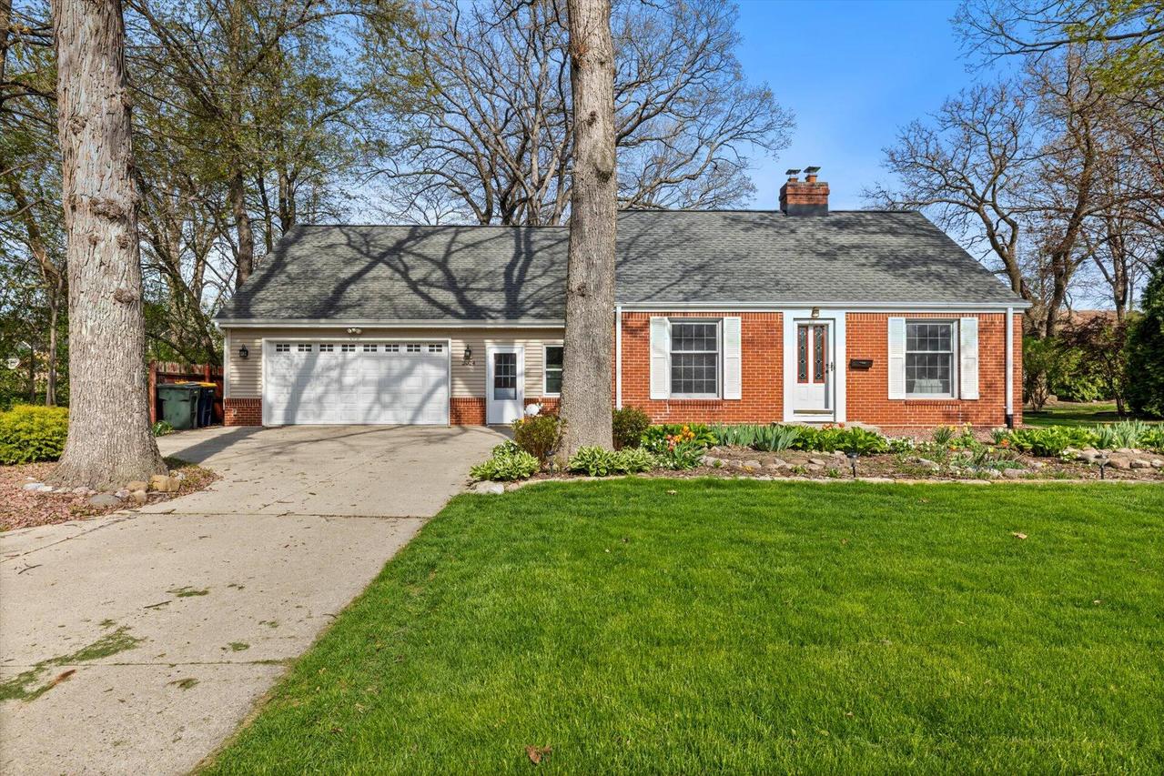 2024 S 104th St, West Allis, WI 53227