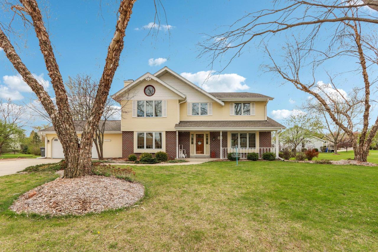 S83W17703 Clearbrook Dr, Muskego, WI 53150