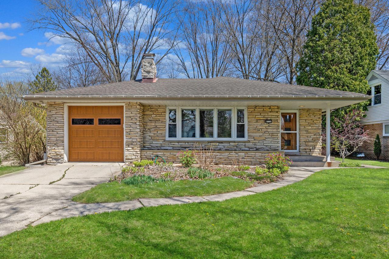 8116 N Santa Monica Blvd, Fox Point, WI 53217