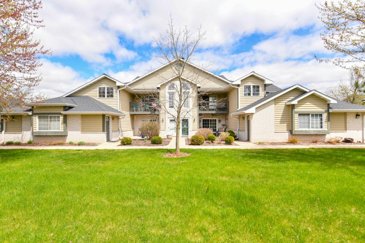 W240N2510 E Parkway Meadow #8, Pewaukee, WI 53072