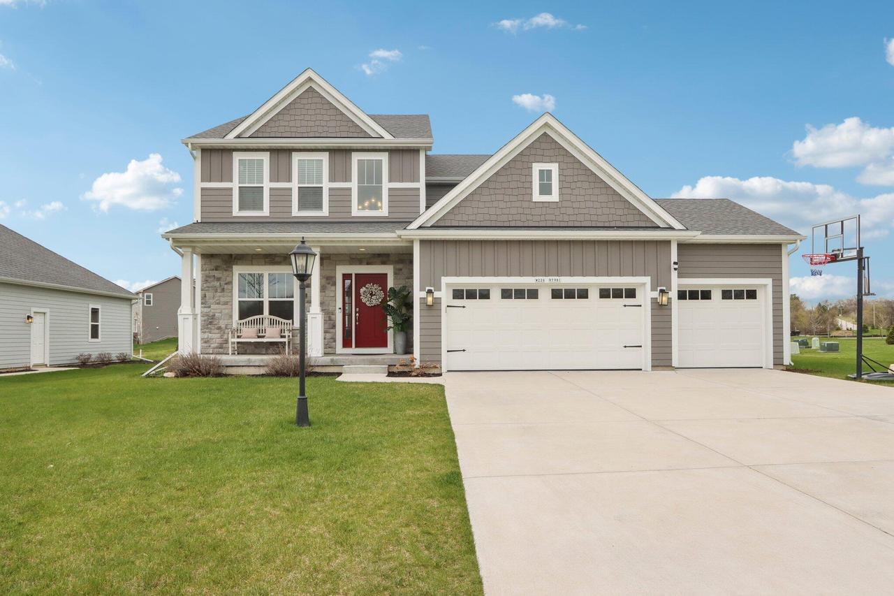 W226N7981 Timberland Dr, Sussex, WI 53089