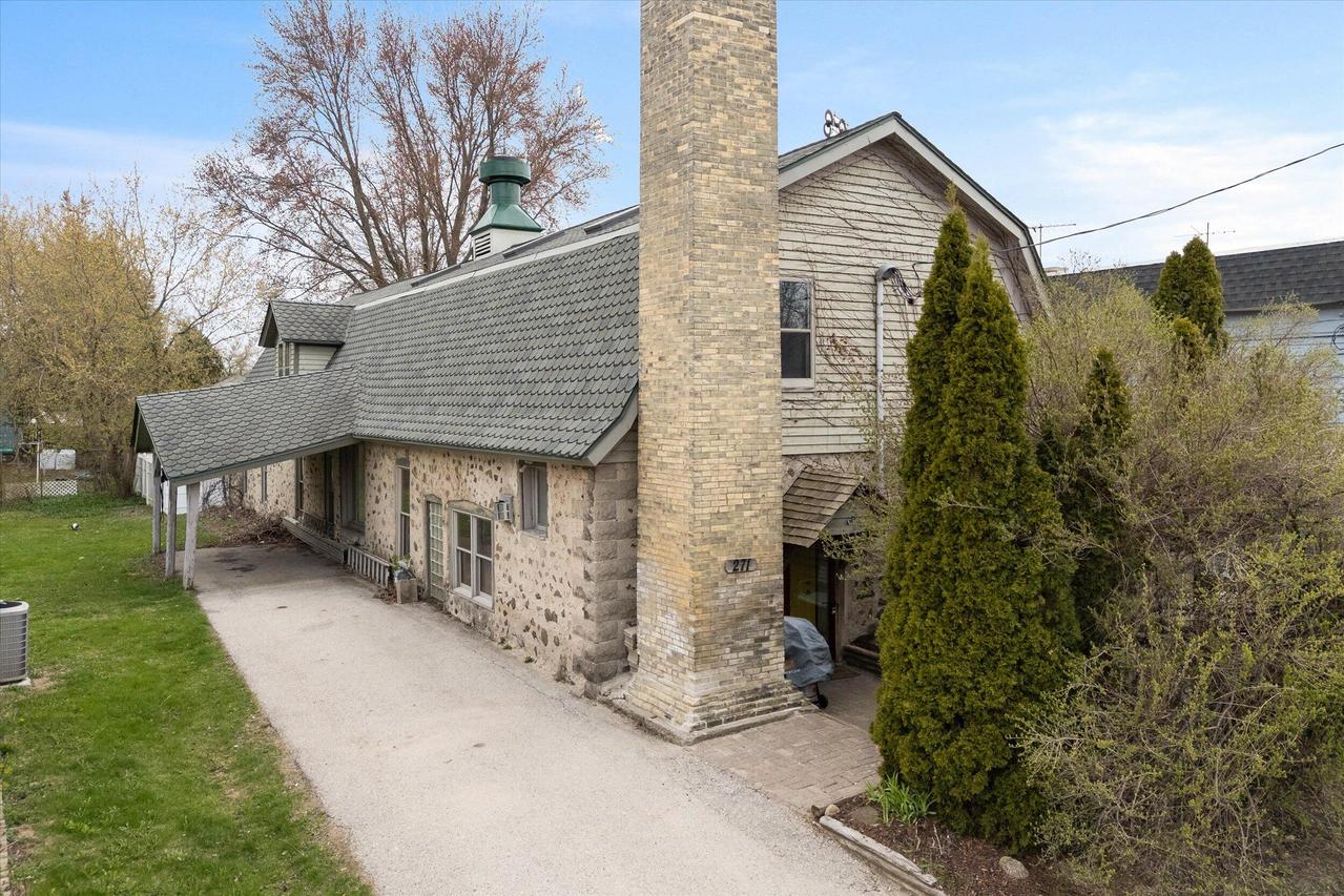 271 W Dekora St, Saukville, WI 53080