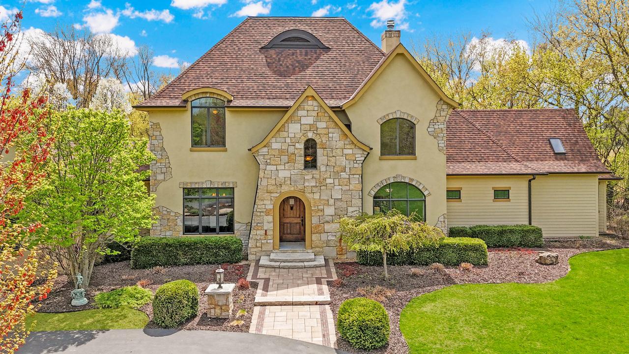 35340 W Pabst Ct, Oconomowoc Lake, WI 53066