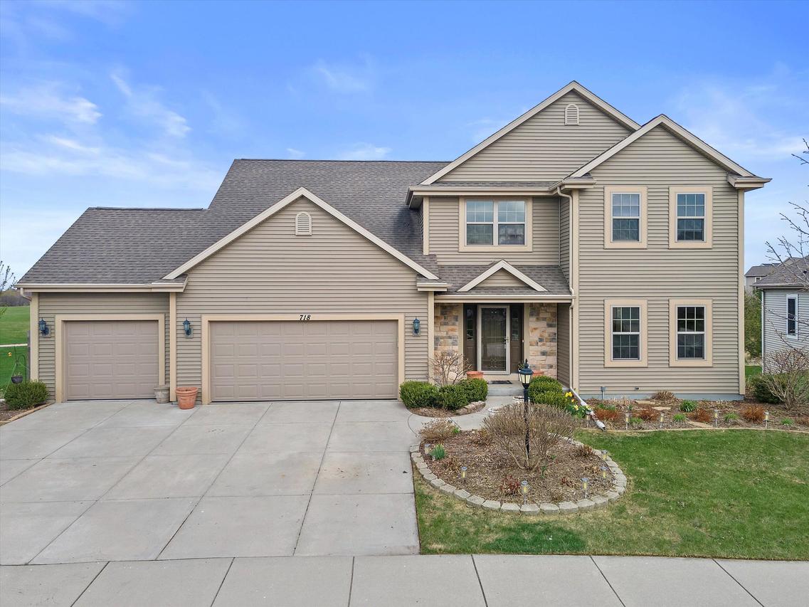718 Greystone Dr, Port Washington, WI 53074