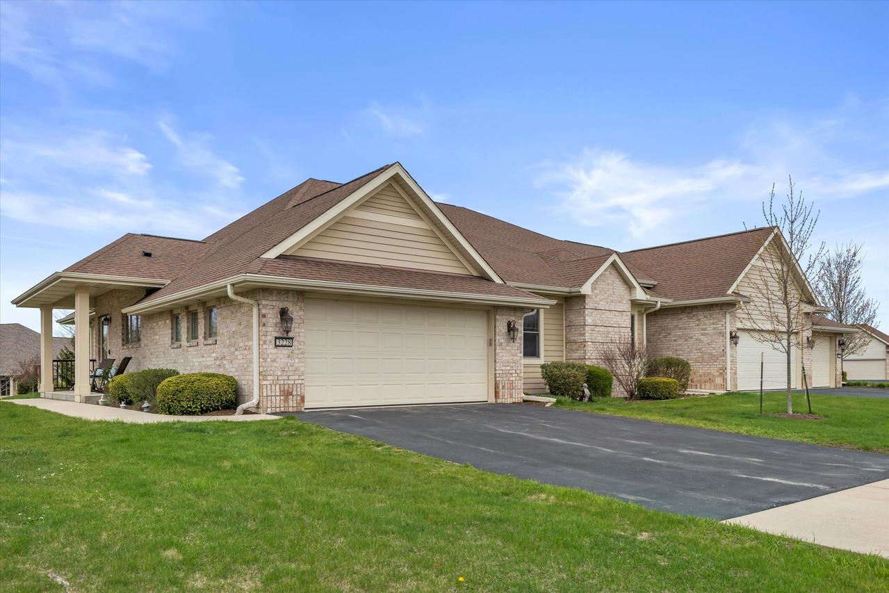 3228 W Villa Dr, Franklin, WI 53132
