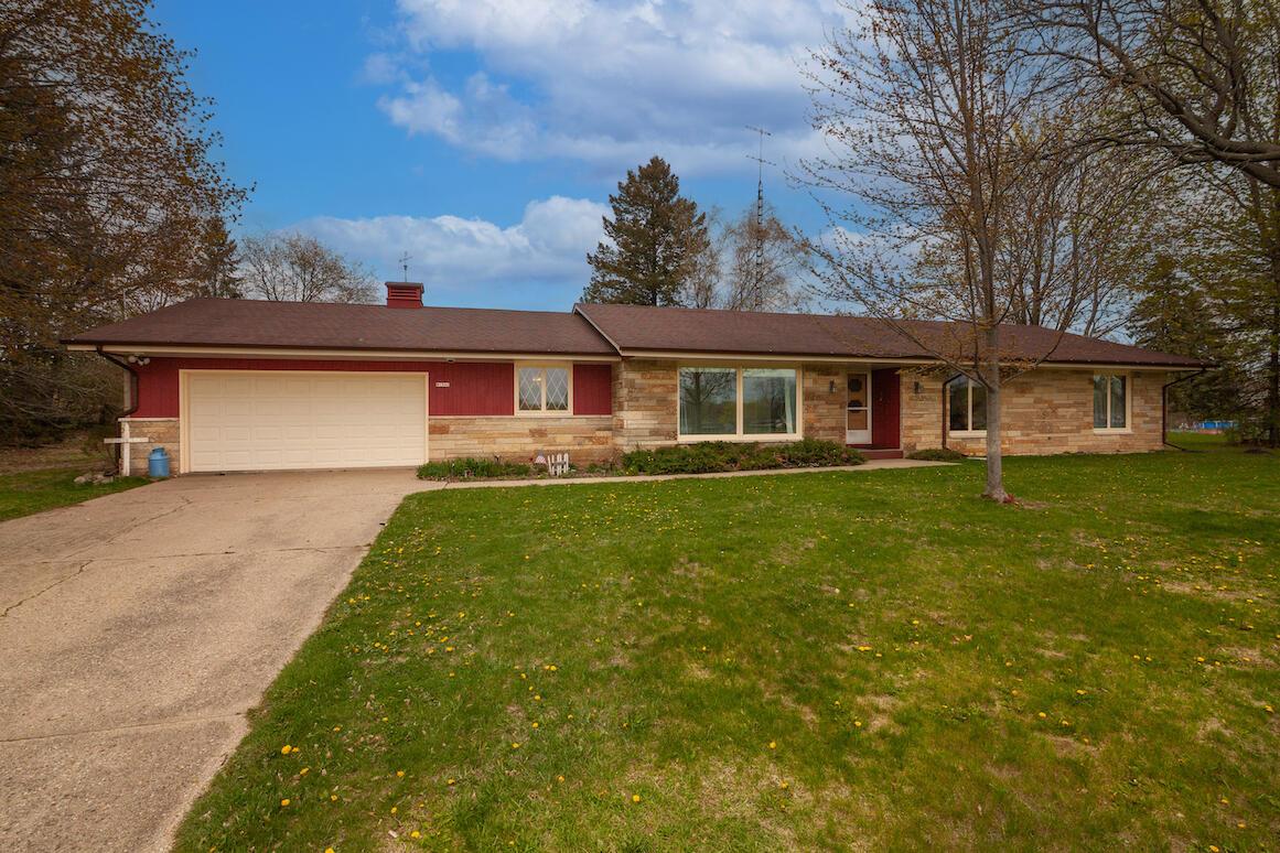 W1940 Park St, Sullivan, WI 53178