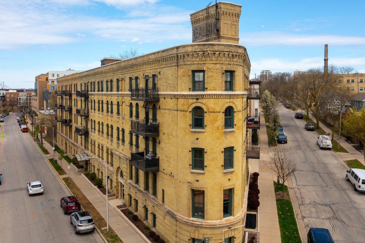 1818 N Water St #100, Milwaukee, WI 53202