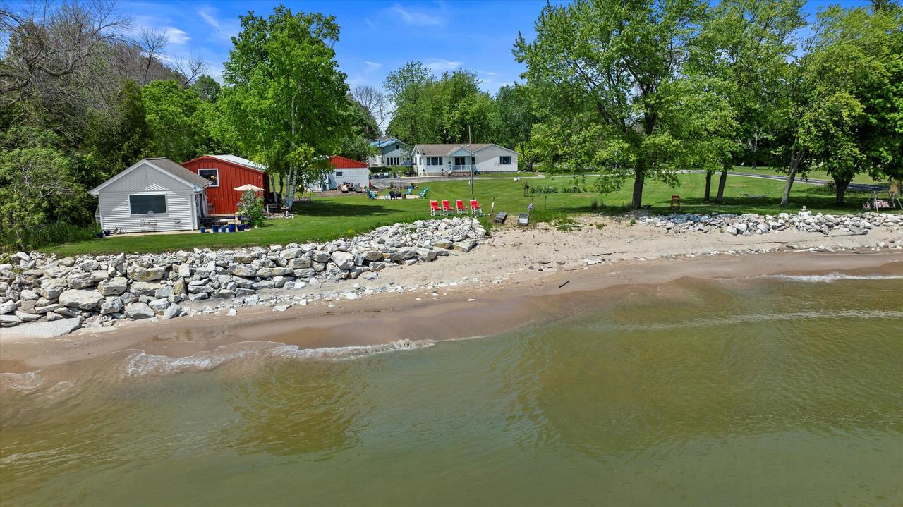 7907 Irish Rd, Two Creeks, WI 54241