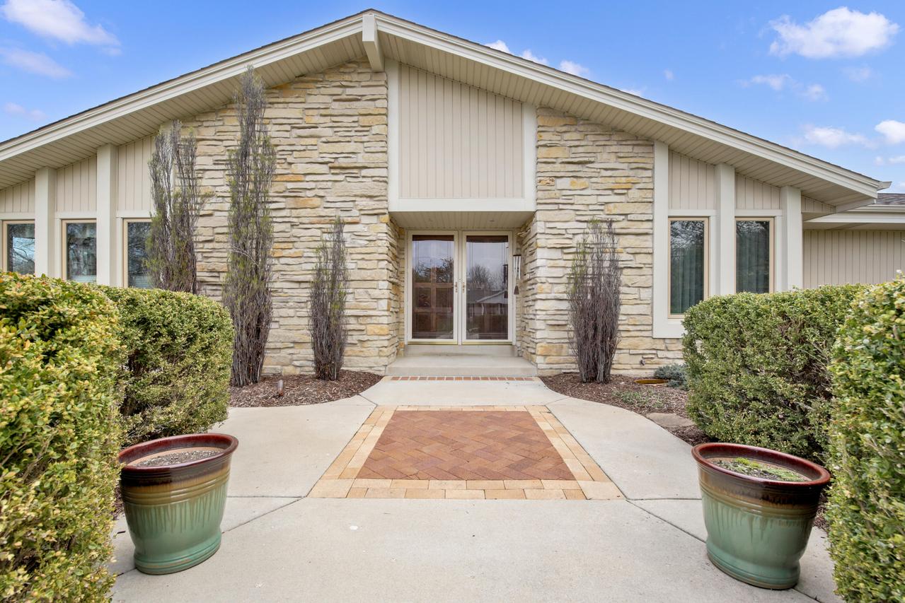 5344 S 48th St, Greenfield, WI 53220