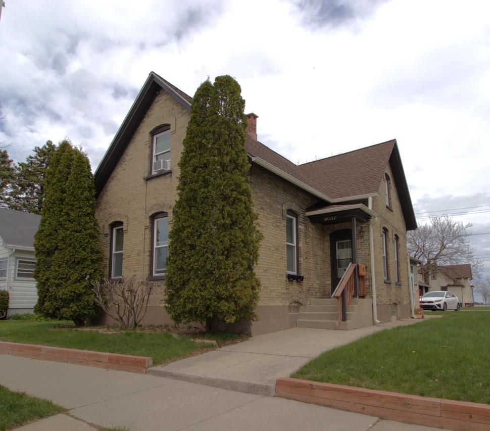 2037 N Wisconsin St, Racine, WI 53402