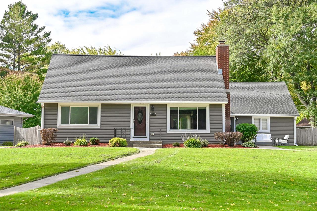11809 W Meinecke Ave, Wauwatosa, WI 53226