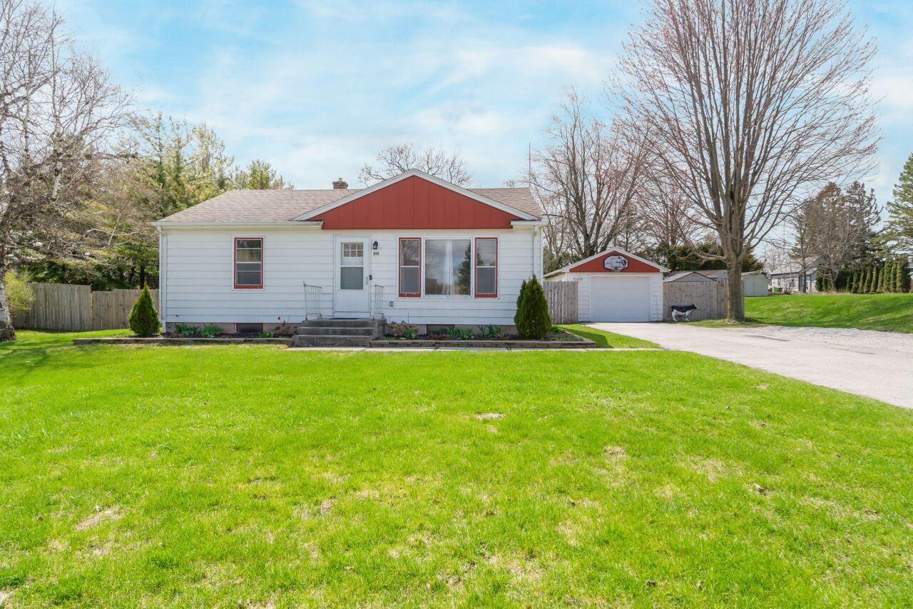 719 Armstrong Ave, Howards Grove, WI 53083