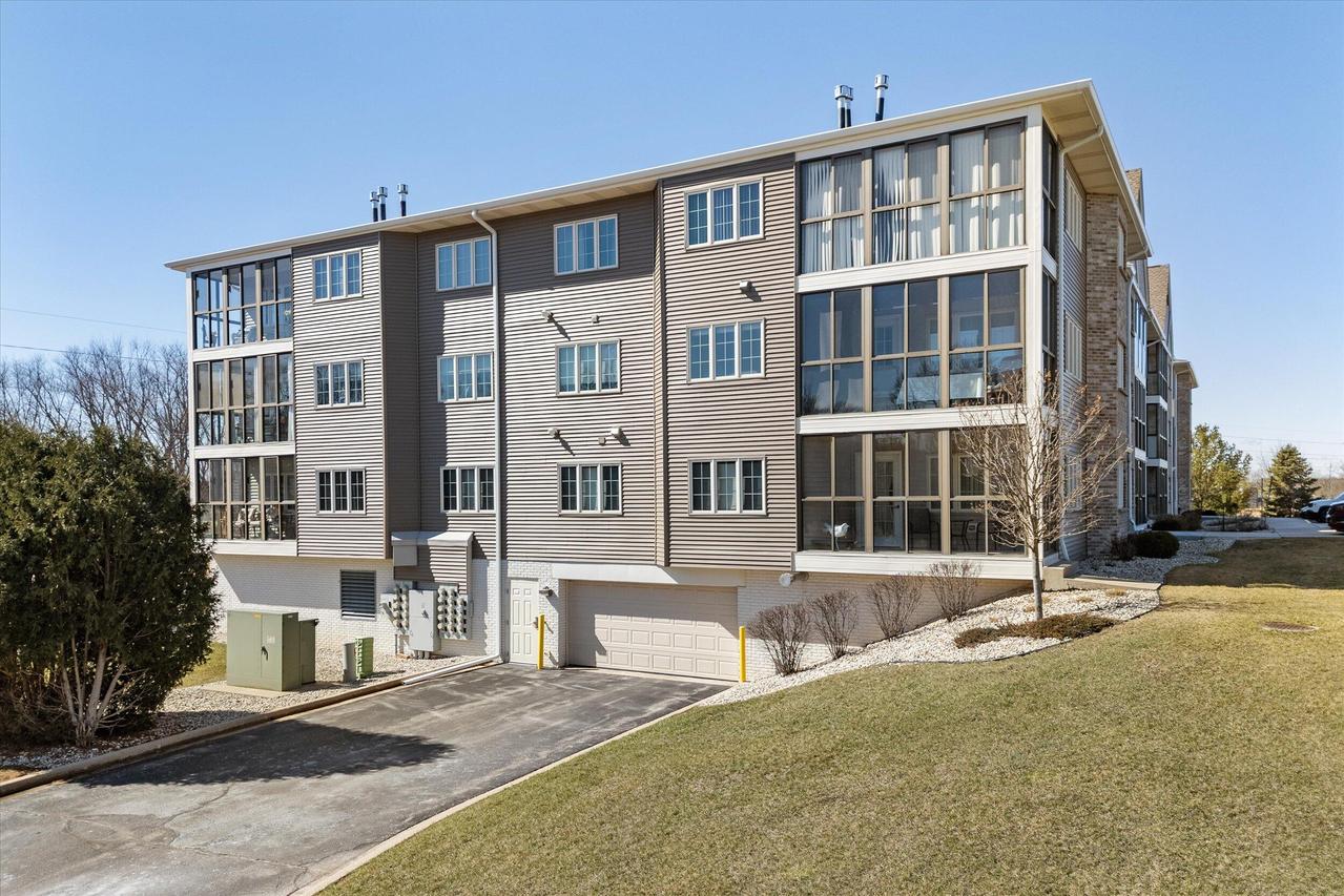 239 Oconomowoc Pkwy, Oconomowoc, WI 53066