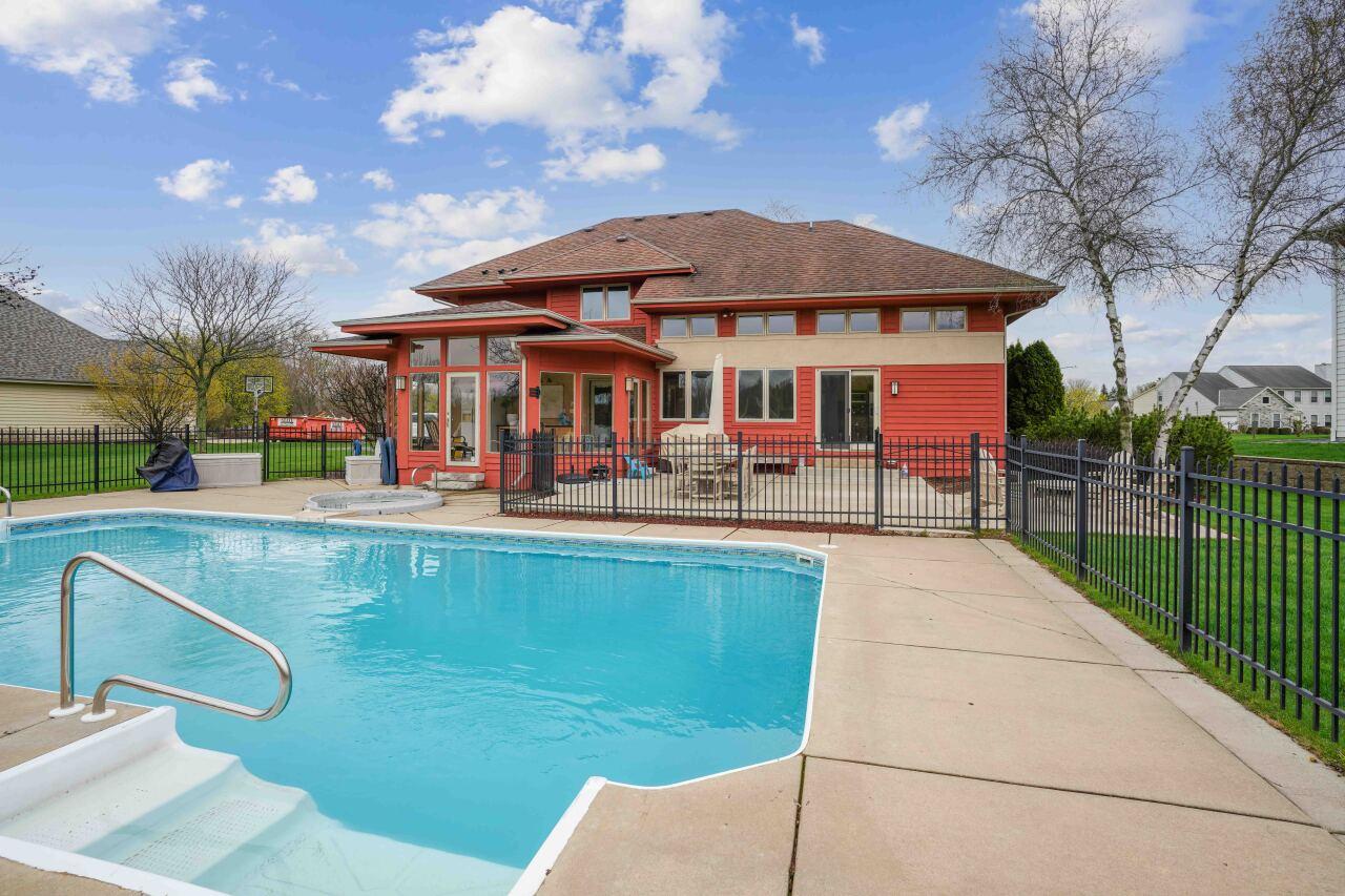 W150N5334 Badger Dr, Menomonee Falls, WI 53051