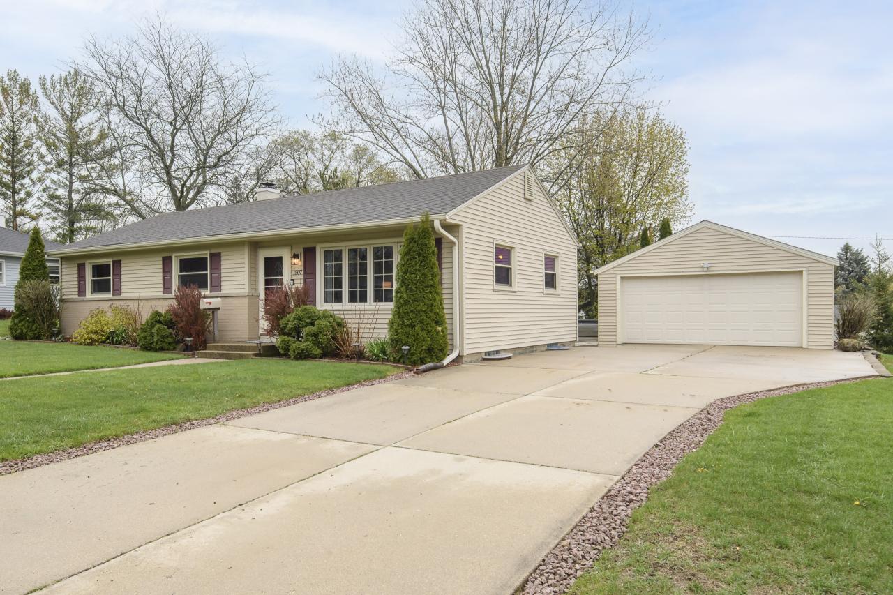1507 Magnolia Dr, Waukesha, WI 53188