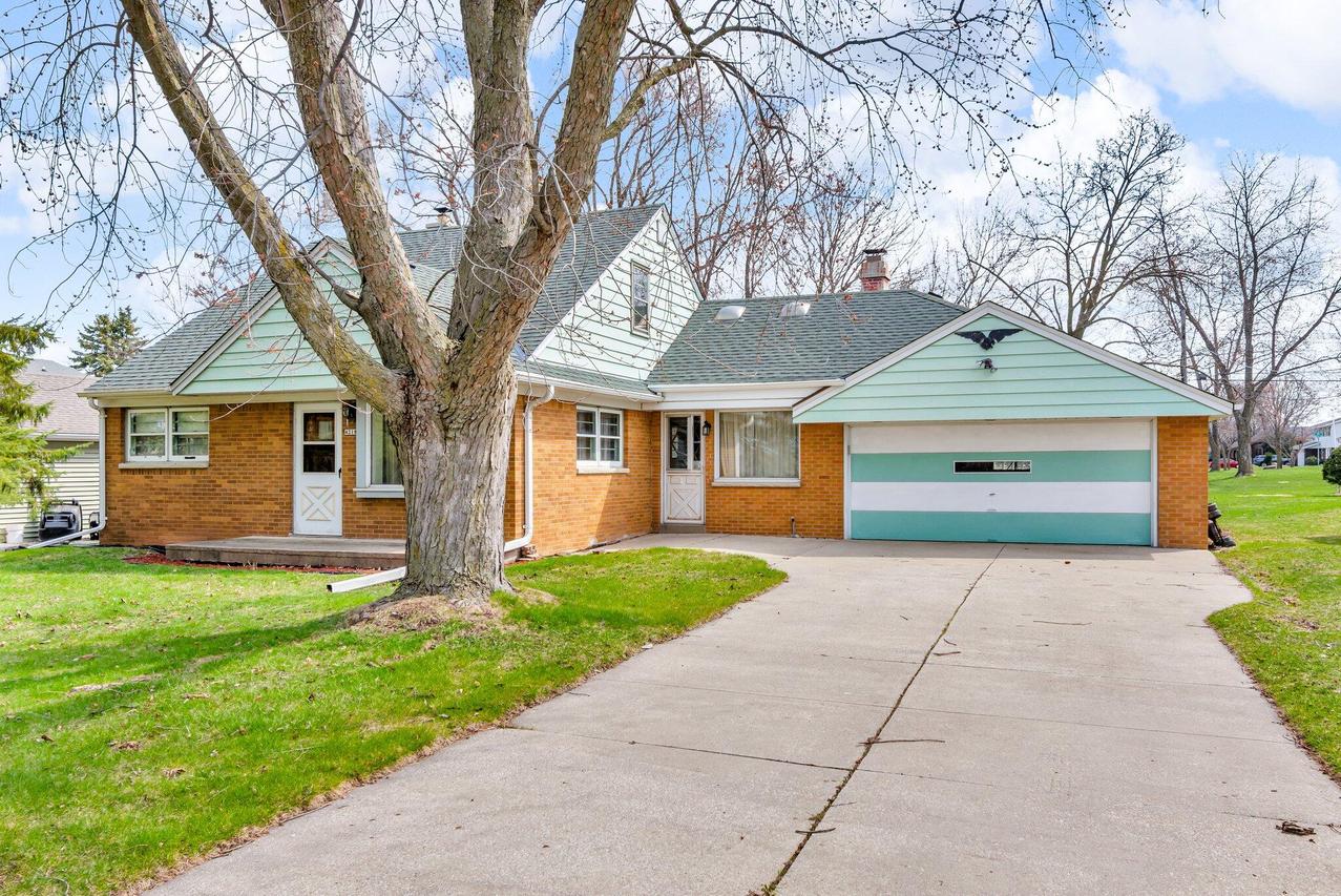 4218 S 84th St, Greenfield, WI 53228