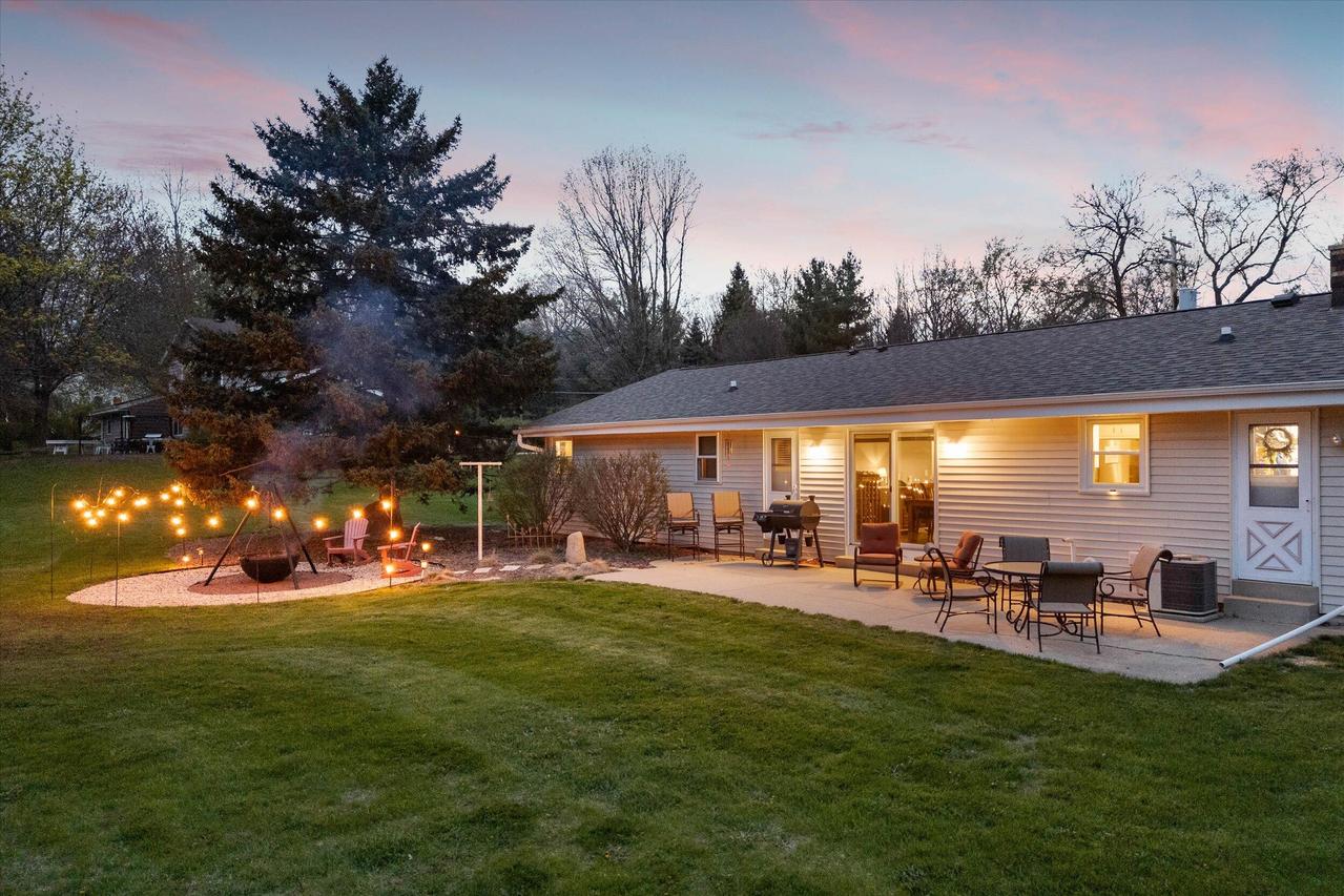 S86W27655 Hartwig Ave, Vernon, WI 53149
