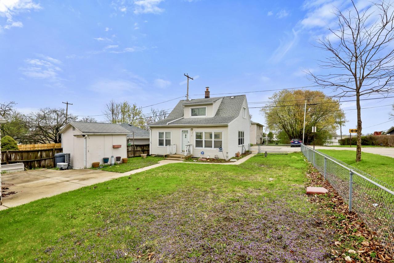 3576 S 32nd St, Greenfield, WI 53221