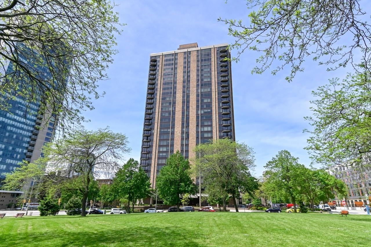929 N Astor St #605, Milwaukee, WI 53202
