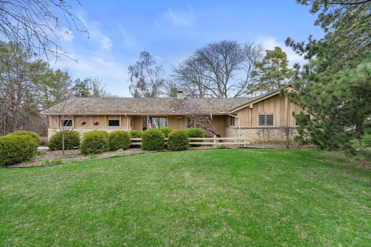 500 E Circle Rd, Mequon, WI 53092