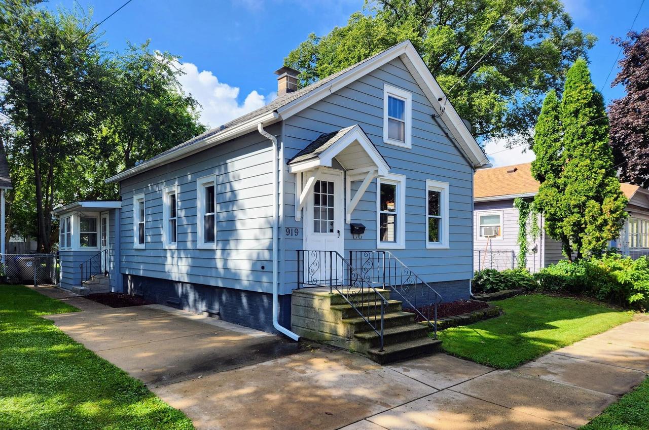 919 46th St, Kenosha, WI 53140