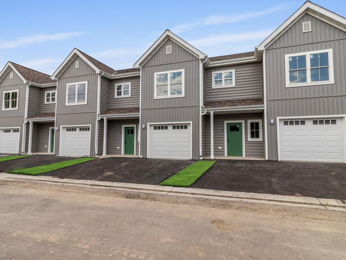 W194N16740 Eagle Dr #1, Jackson, WI 53037