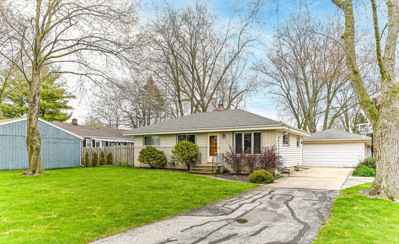 7119 Lamberton Rd, Caledonia, WI 53402