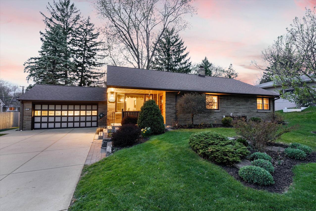 2361 N 115th St, Wauwatosa, WI 53226
