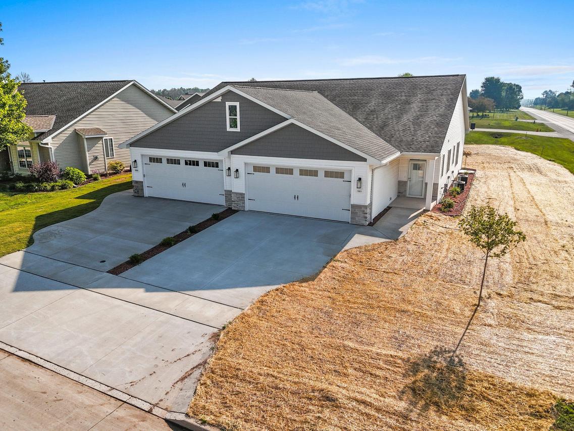 1901 Hidden Hollow, Manitowoc, WI 54220