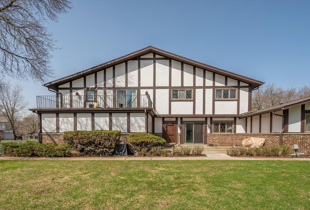 17652 Nassau Dr, Brookfield, WI 53045